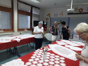 razstava Živeti z lesom-vezilje